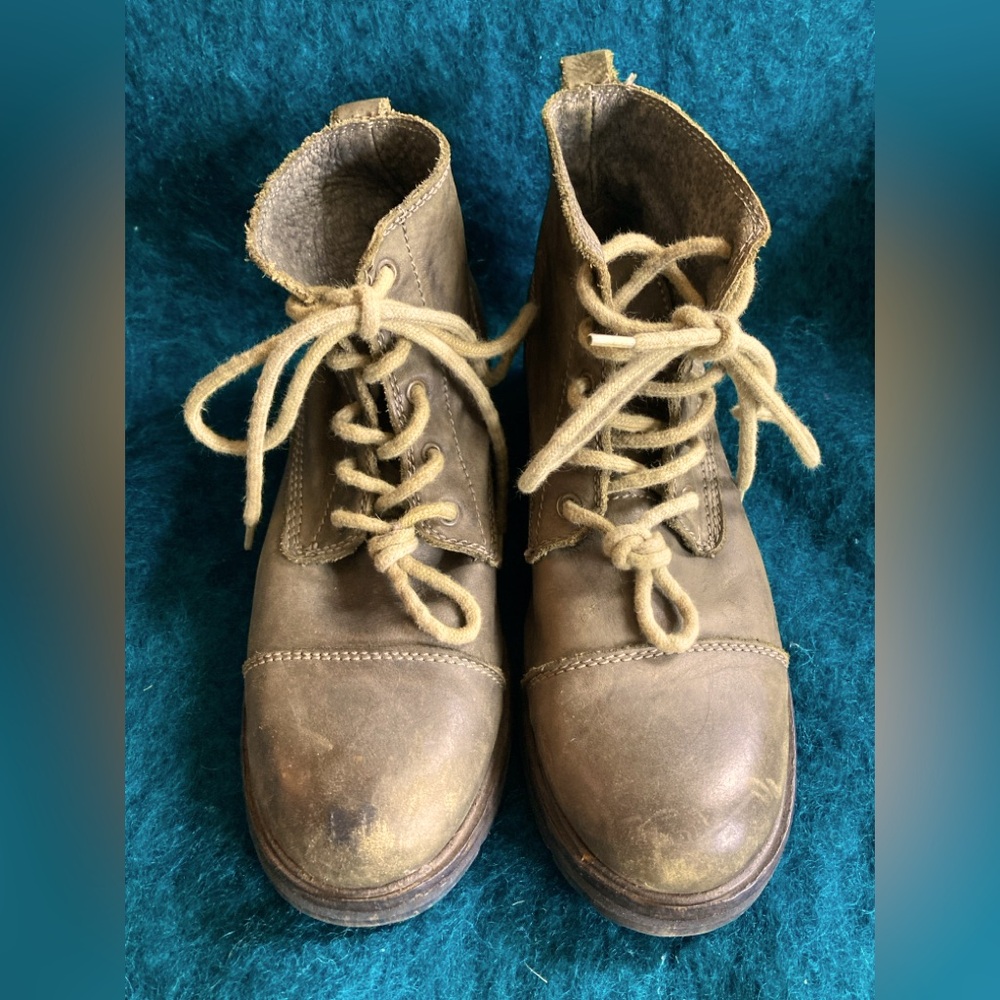 Ten Points lace-up ankle boot